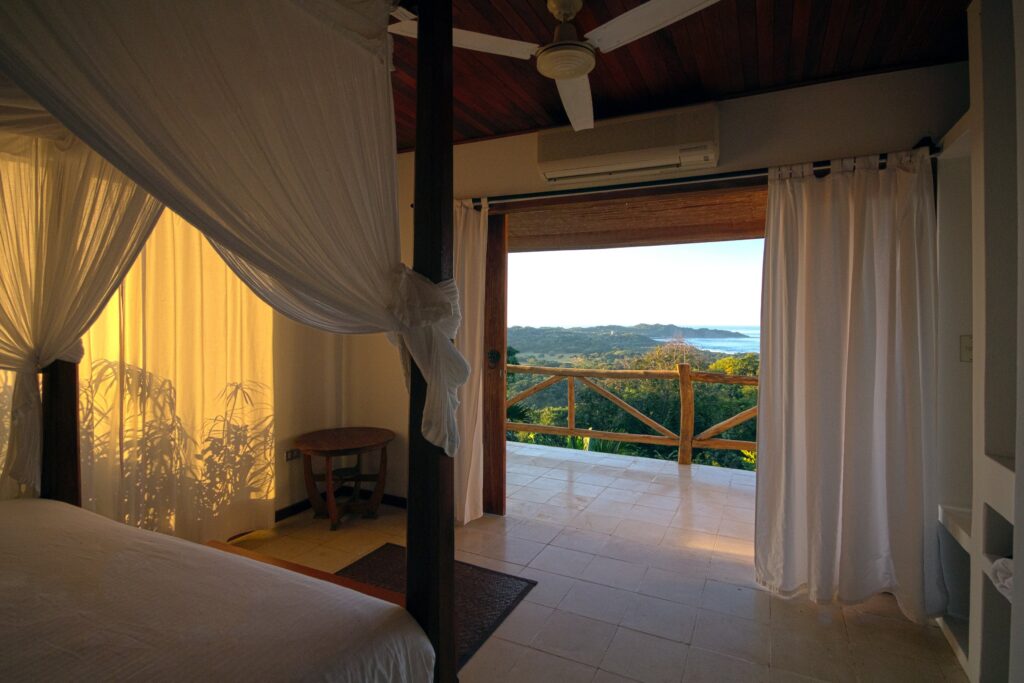 vista room 1 king bed (3)